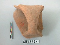 藏品(紅色細砂帶把陶口緣殘件)的圖片